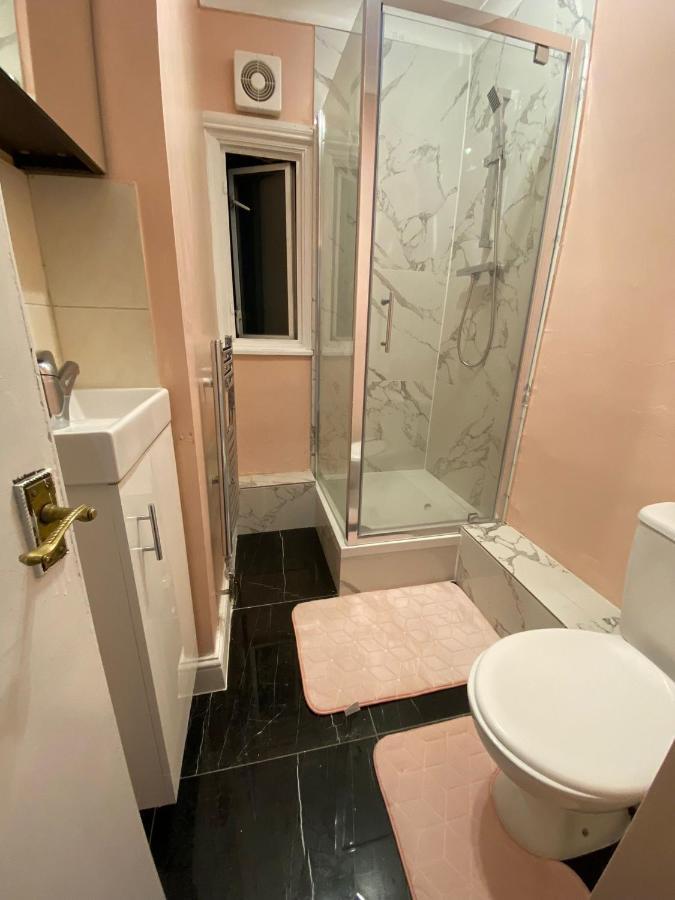 1 Bedroom Luxury Apartments By London City Екстериор снимка